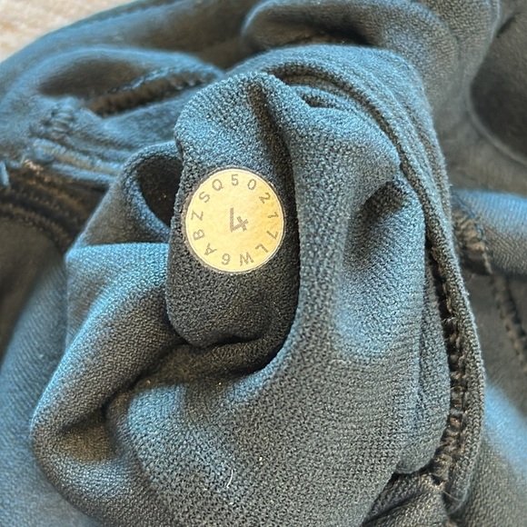 lululemon reveal crop in submarine - Picture 8 of 12